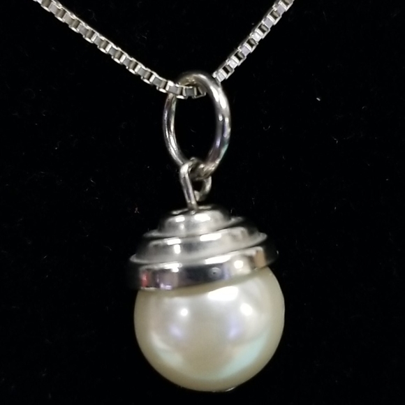 Sterling silver chain and pearl pendant - Picture 3 of 5